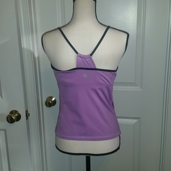 athletic tank top with tie front and shelf bra. - Picture 2 of 3